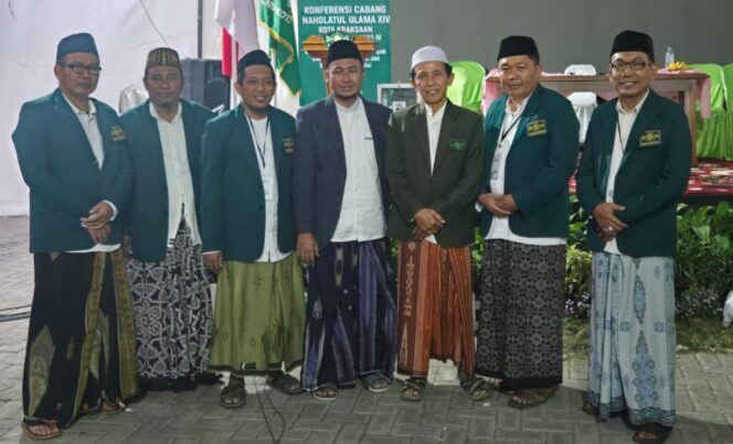 
					PERALIHAN: KH. Hafidzul Hakim Noer bersama KH. Wasik Hannan (tengah) pasca terpilih sebagai Ketua Tanfidz dan Rois Syuriah PCNU Kota Kraksaan. (foto: Andi Efendi).