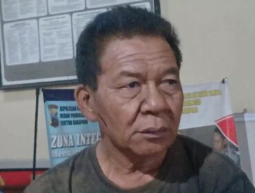 CERITA: Sopir Bus, Albahri, menceritakan kondisi bus yang kecelakaan saat ditemui di Polsek Sukapura. (Foto: Hafiz Rozani)
