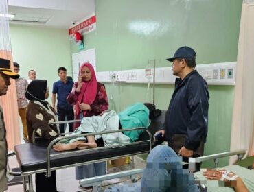 JENGUK: Kapolres Probolinggo, AKBP. Moh. Wahyudin Latif, saat mengecek kondisi korban laka bus rombongan nakes di jalur wisata Bromo. (foto: Bag. Humas Polres Probolinggo)
