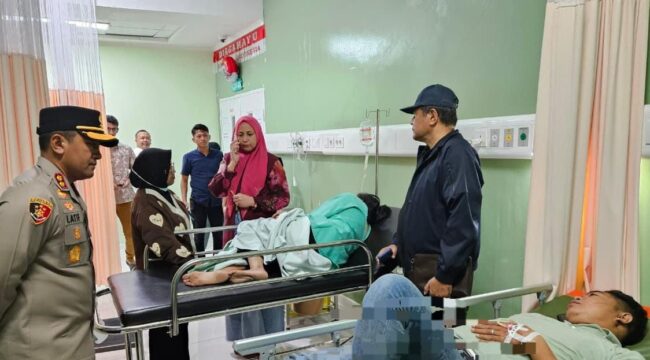 JENGUK: Kapolres Probolinggo, AKBP. Moh. Wahyudin Latif, saat mengecek kondisi korban laka bus rombongan nakes di jalur wisata Bromo. (foto: Bag. Humas Polres Probolinggo)