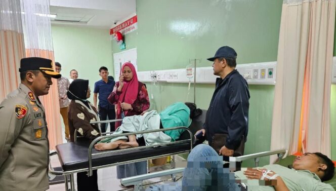 
					JENGUK: Kapolres Probolinggo, AKBP. Moh. Wahyudin Latif, saat mengecek kondisi korban laka bus rombongan nakes di jalur wisata Bromo. (foto: Bag. Humas Polres Probolinggo)