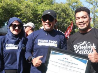 APRESIASI: Bupati Probolinggo, Gus Haris, saat menyerahkan penghargaan kepada perwakilan OPD yang dinilai berkontribusi dalam penanaman nilai-nilai anti korupsi. (foto: istimewa)
