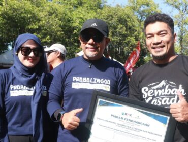 APRESIASI: Bupati Probolinggo, Gus Haris, saat menyerahkan penghargaan kepada perwakilan OPD yang dinilai berkontribusi dalam penanaman nilai-nilai anti korupsi. (foto: istimewa)
