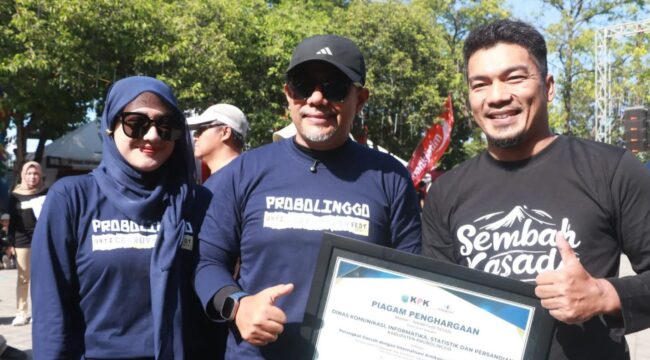 APRESIASI: Bupati Probolinggo, Gus Haris, saat menyerahkan penghargaan kepada perwakilan OPD yang dinilai berkontribusi dalam penanaman nilai-nilai anti korupsi. (foto: istimewa)
