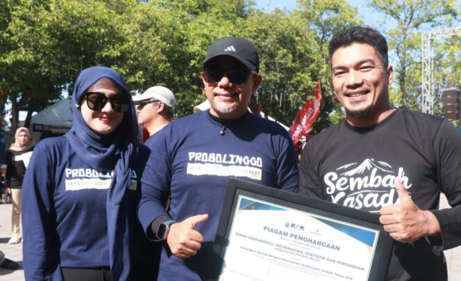 
					APRESIASI: Bupati Probolinggo, Gus Haris, saat menyerahkan penghargaan kepada perwakilan OPD yang dinilai berkontribusi dalam penanaman nilai-nilai anti korupsi. (foto: istimewa)
