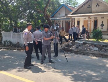 OLAH TKP: Korlantas Polri saat melakukan olah TKP menggunakan 3D scanner laka bus di jalur wisata Bromo. (foto: Hafiz Rozani)