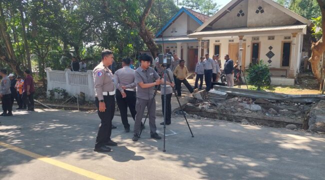 OLAH TKP: Korlantas Polri saat melakukan olah TKP menggunakan 3D scanner laka bus di jalur wisata Bromo. (foto: Hafiz Rozani)