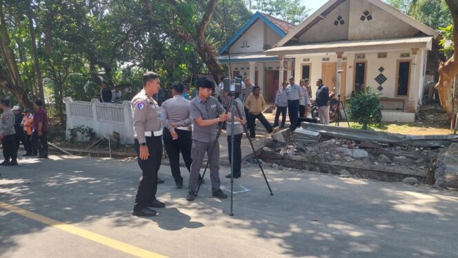 
					OLAH TKP: Korlantas Polri saat melakukan olah TKP menggunakan 3D scanner laka bus di jalur wisata Bromo. (foto: Hafiz Rozani)