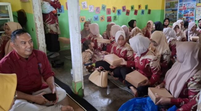 Ketua Komisi D DPRD Kabupaten Lumajang, Supratman, melakukan kunjungan dan dialog sederhana bersama para kader Gerbangmas se-Kecamatan Pasrujambe.