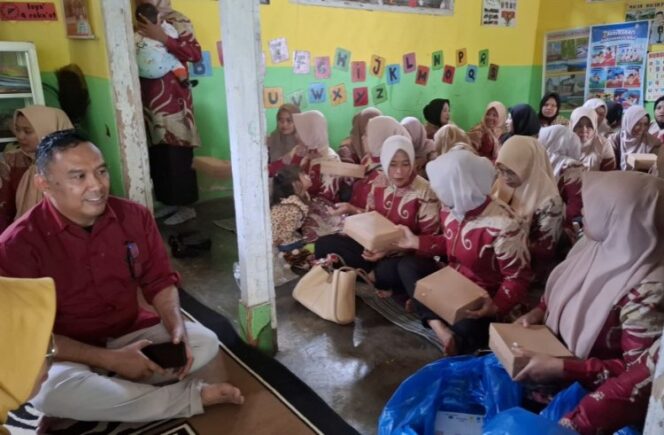 
					Ketua Komisi D DPRD Kabupaten Lumajang, Supratman, melakukan kunjungan dan dialog sederhana bersama para kader Gerbangmas se-Kecamatan Pasrujambe.