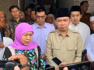 TAKZIYAH: 
Gubernur Jawa Timur Khofifah Indar Parawansa bersama Bupati Jember Muhammad Fawait saat bertakziah ke rumah korban kecelakaan bus jalur wisata Bromo. (Foto: Istimewa). 
