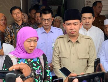 TAKZIYAH: 
Gubernur Jawa Timur Khofifah Indar Parawansa bersama Bupati Jember Muhammad Fawait saat bertakziah ke rumah korban kecelakaan bus jalur wisata Bromo. (Foto: Istimewa). 