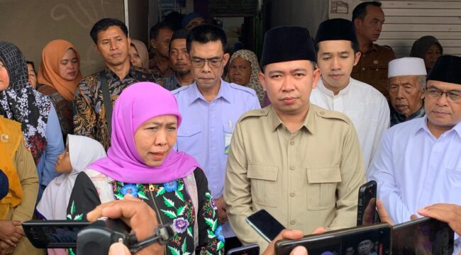 TAKZIYAH: 
Gubernur Jawa Timur Khofifah Indar Parawansa bersama Bupati Jember Muhammad Fawait saat bertakziah ke rumah korban kecelakaan bus jalur wisata Bromo. (Foto: Istimewa). 