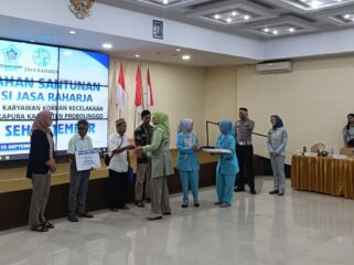 SANTUNAN:  Direktur RSBS Jember, dr. Faida saat menyerahkan santunan kepada keluarga korban yang meninggal dunia. (Foto: Istimewa). 