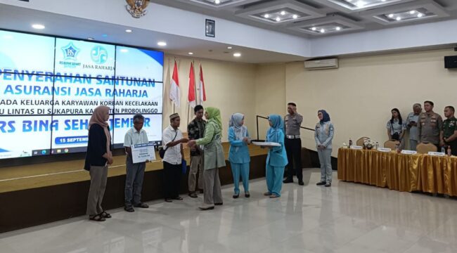 SANTUNAN:  Direktur RSBS Jember, dr. Faida saat menyerahkan santunan kepada keluarga korban yang meninggal dunia. (Foto: Istimewa). 