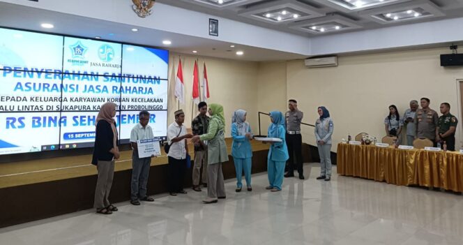 
					SANTUNAN:  Direktur RSBS Jember, dr. Faida saat menyerahkan santunan kepada keluarga korban yang meninggal dunia. (Foto: Istimewa). 