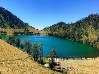 Ranu Kumbolo di kawasan konservasi Taman Nasional Bromo Tengger Semeru (TNBTS). (Foto: Asmadi)