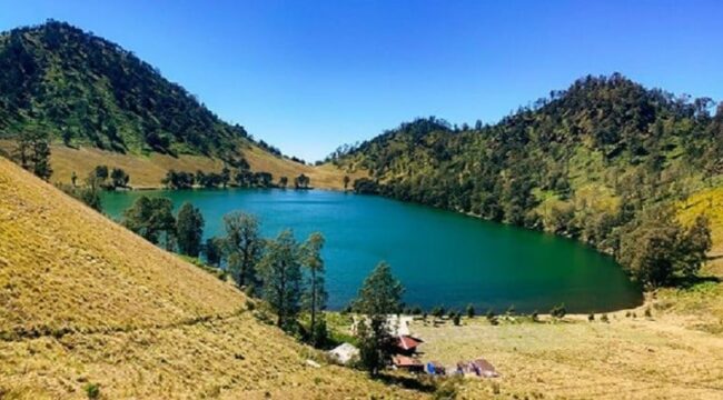 Ranu Kumbolo di kawasan konservasi Taman Nasional Bromo Tengger Semeru (TNBTS). (Foto: Asmadi)