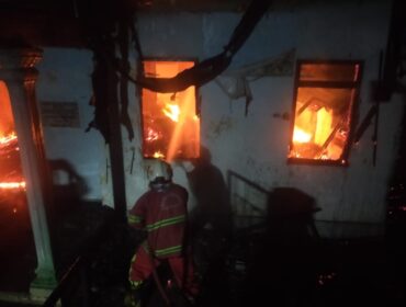 Api membakar KUD di Beji, Kabupaten Pasuruan. 