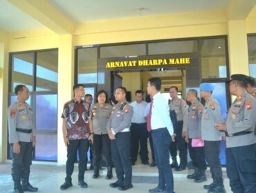 Kapolres Pasuruan Kota AKBP Davis Busin Siswara bersama jajaran saat meninjau gedung baru Mako Satpolairud di Kecamatan Panggungrejo. 