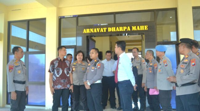 Kapolres Pasuruan Kota AKBP Davis Busin Siswara bersama jajaran saat meninjau gedung baru Mako Satpolairud di Kecamatan Panggungrejo. 