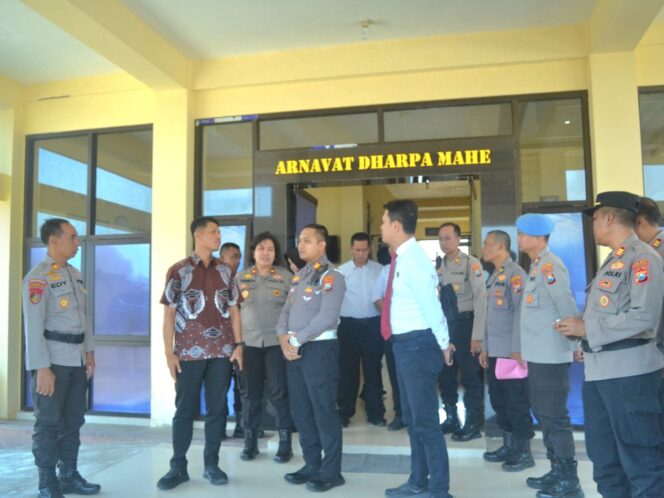 
					Kapolres Pasuruan Kota AKBP Davis Busin Siswara bersama jajaran saat meninjau gedung baru Mako Satpolairud di Kecamatan Panggungrejo. 