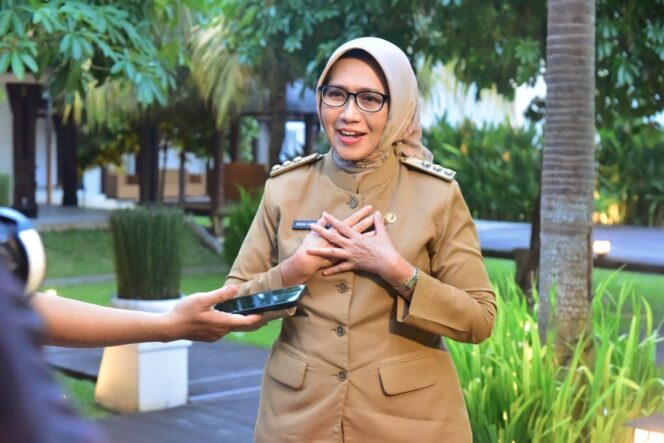 
					Bupati Lumajang, Indah Amperawati atau yang akrab disapa Bunda Indah.