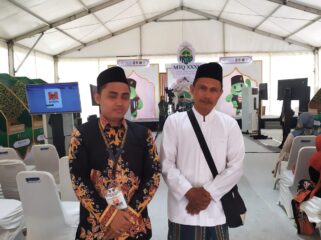 DIDUKUNG PENUH: Ahmad Musaddad, peserta tilawah kategori tunanetra yang mewakili Kabupaten Jember di MTQ Jatim, didampingi sang ayah Ali Said, saat ditemui di Pondok Pesantren Al-Qodiri, Selasa, (16/9/25) siang. (Foto: M. Abd Rozaq Mubarok).