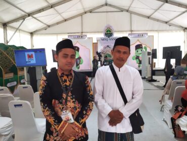 DIDUKUNG PENUH: Ahmad Musaddad, peserta tilawah kategori tunanetra yang mewakili Kabupaten Jember di MTQ Jatim, didampingi sang ayah Ali Said, saat ditemui di Pondok Pesantren Al-Qodiri, Selasa, (16/9/25) siang. (Foto: M. Abd Rozaq Mubarok).