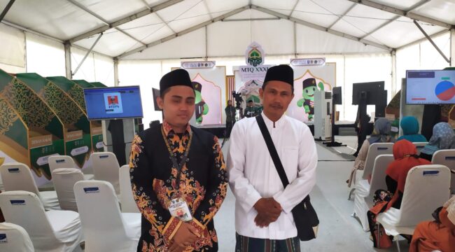 DIDUKUNG PENUH: Ahmad Musaddad, peserta tilawah kategori tunanetra yang mewakili Kabupaten Jember di MTQ Jatim, didampingi sang ayah Ali Said, saat ditemui di Pondok Pesantren Al-Qodiri, Selasa, (16/9/25) siang. (Foto: M. Abd Rozaq Mubarok).