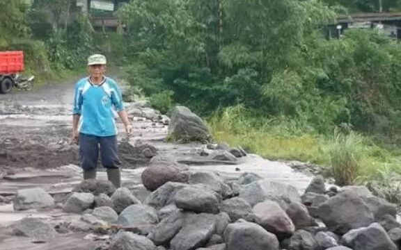 Fenomena kemarau basah yang tengah melanda sebagian wilayah Jawa Timur memunculkan potensi bencana baru di Kabupaten Lumajang.