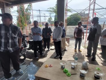 SIDAK: Komisi 3 DPRD Kota Probolinggo saat sidak proyek pembangunan gedung Inspektorat, Rabu (17/9/25) siang. (foto: Hafiz Rozani).