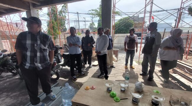 SIDAK: Komisi 3 DPRD Kota Probolinggo saat sidak proyek pembangunan gedung Inspektorat, Rabu (17/9/25) siang. (foto: Hafiz Rozani).