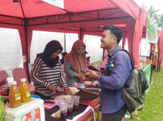 BERKAH: 
Para pelaku UMKM di Jember yang berjualan di sekitar area vanue lomba MTQ XXXI Jatim. (Foto: M. Abd Rozaq Mubarok).
