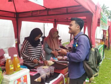 BERKAH: 
Para pelaku UMKM di Jember yang berjualan di sekitar area vanue lomba MTQ XXXI Jatim. (Foto: M. Abd Rozaq Mubarok).
