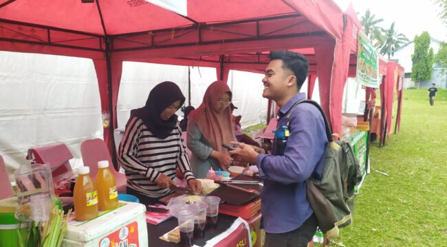 BERKAH: 
Para pelaku UMKM di Jember yang berjualan di sekitar area vanue lomba MTQ XXXI Jatim. (Foto: M. Abd Rozaq Mubarok).

