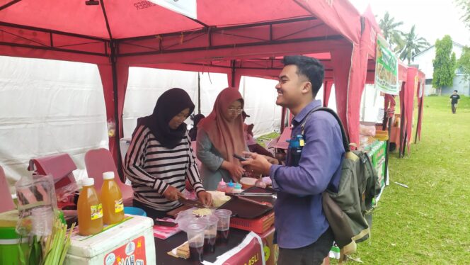 
					BERKAH: 
Para pelaku UMKM di Jember yang berjualan di sekitar area vanue lomba MTQ XXXI Jatim. (Foto: M. Abd Rozaq Mubarok).
