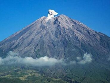 Tercatat telah mengalami 2.449 kali erupsi sepanjang Januari hingga September 2025, berdasarkan data dari Pusat Vulkanologi dan Mitigasi Bencana Geologi (PVMBG).