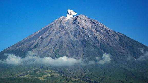 Tercatat telah mengalami 2.449 kali erupsi sepanjang Januari hingga September 2025, berdasarkan data dari Pusat Vulkanologi dan Mitigasi Bencana Geologi (PVMBG).