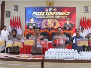 UNGKAP: Kapolres Probolinggo, AKBP M. Wahyudin Latif (tengah) saat memimpin rilis ungkap kasus narkoba dan okerbaya, Rabu (17/9/25) siang. (foto: Bag. Humas Polres Probolinggo). 