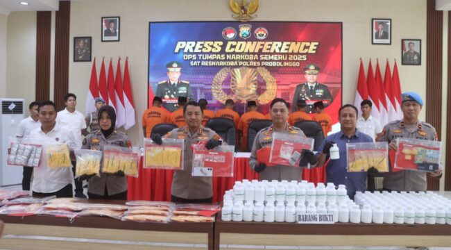 UNGKAP: Kapolres Probolinggo, AKBP M. Wahyudin Latif (tengah) saat memimpin rilis ungkap kasus narkoba dan okerbaya, Rabu (17/9/25) siang. (foto: Bag. Humas Polres Probolinggo). 