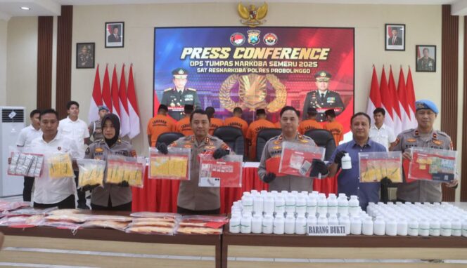 
					UNGKAP: Kapolres Probolinggo, AKBP M. Wahyudin Latif (tengah) saat memimpin rilis ungkap kasus narkoba dan okerbaya, Rabu (17/9/25) siang. (foto: Bag. Humas Polres Probolinggo). 