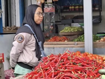 Kenaikan harga sejumlah bahan pangan kembali menyulitkan pedagang dan konsumen.