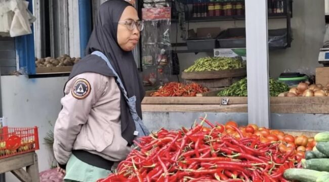 Kenaikan harga sejumlah bahan pangan kembali menyulitkan pedagang dan konsumen.