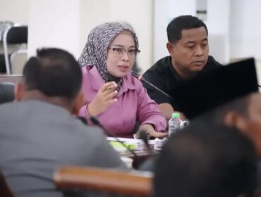 Ketua DPRD Lumajang, Oktafiani memimpin rapat DPRD. (Foto: Asmadi)
