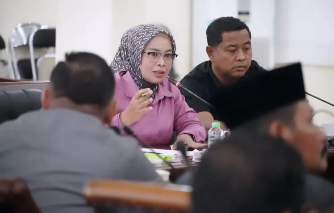
					Ketua DPRD Lumajang, Oktafiani memimpin rapat DPRD. (Foto: Asmadi)

