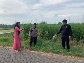 Polisi saat melakukan olah tempat kejadian perkara (TKP) kasus begal di Dusun Bedilan, Desa Prodo, Kecamatan Winongan, Kabupaten Pasuruan.