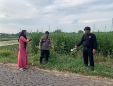 Polisi saat melakukan olah tempat kejadian perkara (TKP) kasus begal di Dusun Bedilan, Desa Prodo, Kecamatan Winongan, Kabupaten Pasuruan.