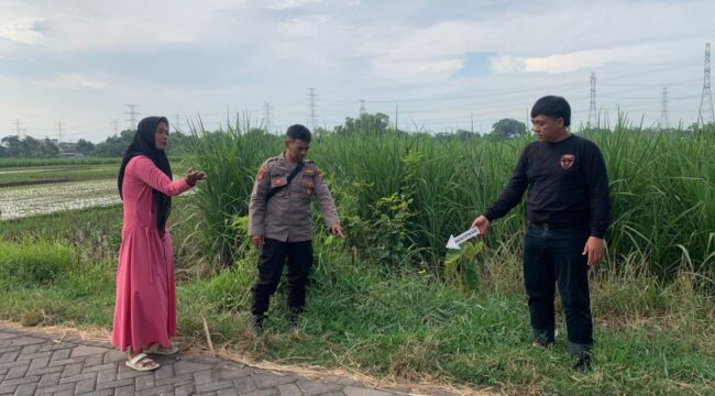 Polisi saat melakukan olah tempat kejadian perkara (TKP) kasus begal di Dusun Bedilan, Desa Prodo, Kecamatan Winongan, Kabupaten Pasuruan.