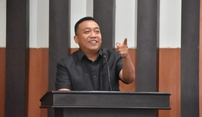 
					Bupati Situbondo, Yusuf Rio Wahyu Prayogo atau Mas Rio, saat memberikan sambutan dalam sebuah acara. (foto: Kominfo Situbondo).
